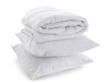 Beyaz arka planda katlanmış battaniye ve yastıklar