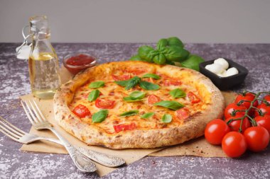 Lezzetli pizzalı kâğıt, Margarita ve siyah masada mozzarella.