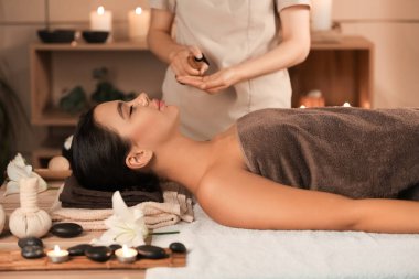 Güzel bir kadın güzellik salonunda masaj yaptırıyor.