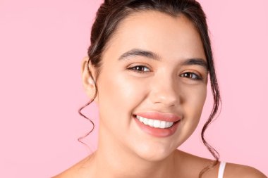 Pembe arka planda güzel dudakları olan genç bir kadın, yakın plan.