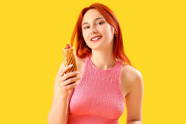 Krásná Mladá Žena Chutné Francouzské Hot Dog Žlutém Pozadí — Stock fotografie