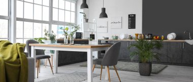 Çiçekli modern şık yemek odasının içi.