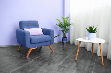 Leylak koltuklu ve çiçekli modern dairenin güzel iç mekanı.