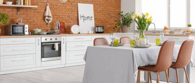 Modern mutfakta yemek masası servis edildi.