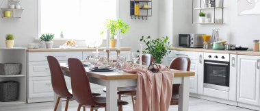 Modern mutfakta yemek masası servis edildi.