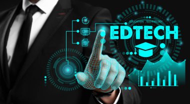Koyu arkaplanda EDTECH metin ile sanal ekran kullanan adam