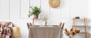 Modern yemek odasında servis edilir.