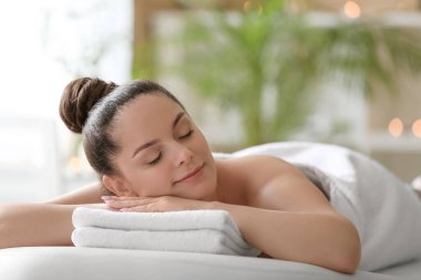 Güzeller güzeli genç bir kadın kaplıcada dinleniyor.