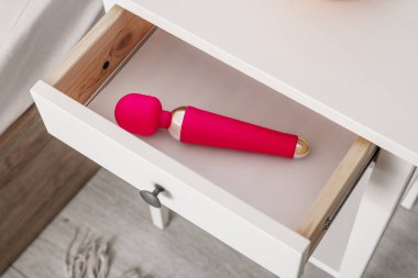 Yatak odasında vibratörlü açık çekmece, yakın çekim.