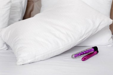 Beyaz yataktaki vibratörler.