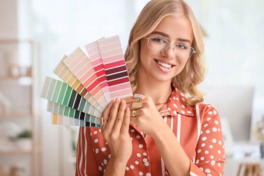 Ofiste renk paletleri olan kadın iç mimar, yakın plan