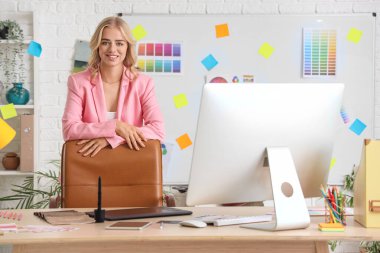 Ofiste çalışan kadın iç tasarımcı