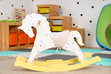 Anaokulunda sallanan at.