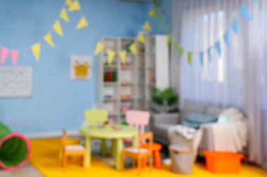 Anaokulundaki oyuncaklarla dolu oyun odası görüntüsü bulanık