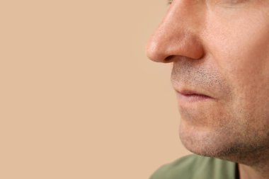 Kahverengi arka planda olgun bir adam, yakın plan.