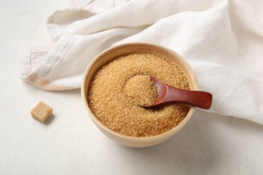 Beyaz arka planda kahverengi baston şekerli kase