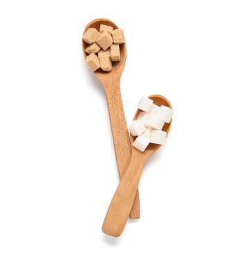 Beyaz arkaplanda farklı tipte şeker içeren kaşıklar