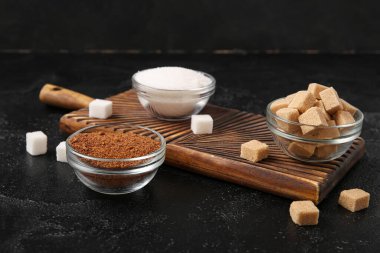 Siyah arka planda farklı tipte şekerli kaseler