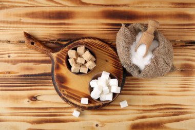 Tahta arka planda farklı tipte şekerli kaseler