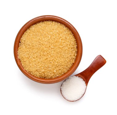 Beyaz arka planda farklı tipte şekerli kase ve kaşık