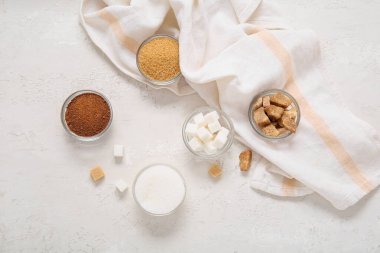 Beyaz arka planda farklı tipte şekerli kaseler
