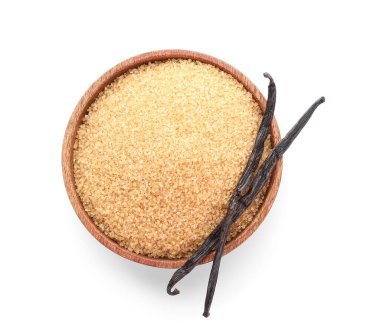 Aromatik vanilya şekerli kase ve beyaz arka planda çubuklar