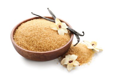 Aromatik vanilya şekerli kase, çiçekler ve beyaz arka planda çubuklar