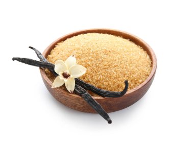 Aromatik vanilya şekerli, çiçekli ve beyaz arkaplanlı kase