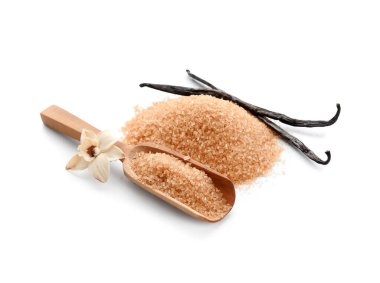 Aromatik vanilya şekerli kaşık, çiçek ve beyaz arka planda çubuklar