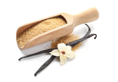 Vanilya şekerli kepçe, çiçek ve beyaz arka planda çubuklar