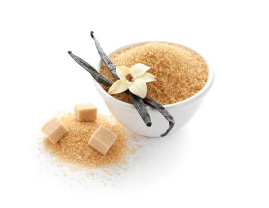 Aromatik vanilya şekerli, çiçekli ve beyaz arkaplanlı kase