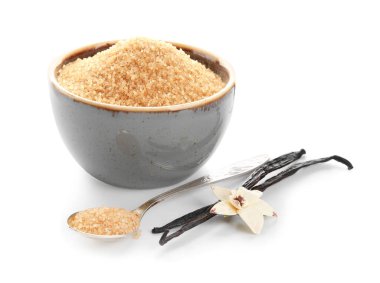 Aromatik vanilya şekerli, çiçekli ve beyaz arkaplanlı kase