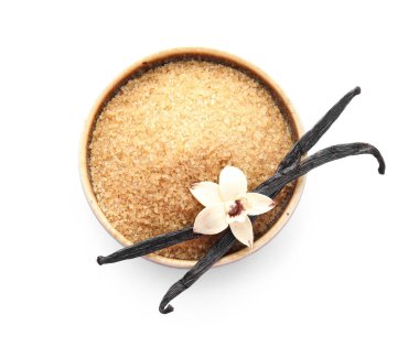 Aromatik vanilya şekerli, çiçekli ve beyaz arkaplanlı kase