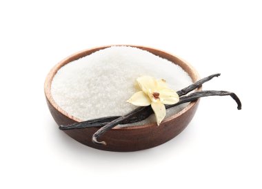 Aromatik vanilya şekerli, çiçekli ve beyaz arkaplanlı kase