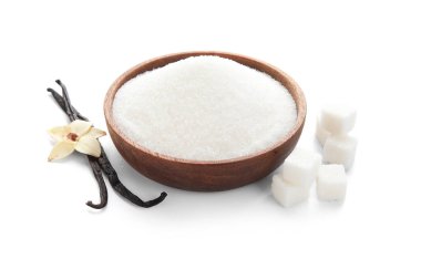 Aromatik vanilya şekerli, çiçekli ve beyaz arkaplanlı kase