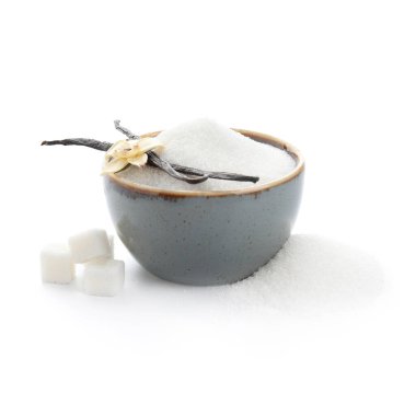 Aromatik vanilya şekerli, çiçekli ve beyaz arkaplanlı kase