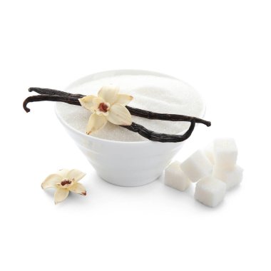 Aromatik vanilya şekerli kase, çiçekler ve beyaz arka planda çubuklar