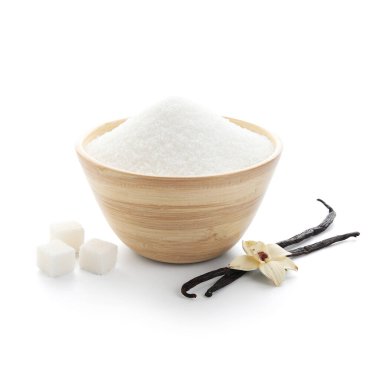 Aromatik vanilya şekerli, çiçekli ve beyaz arkaplanlı kase