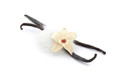 Vanilya şekeri, çiçek ve beyaz arka planda çubuklar