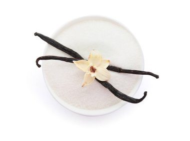 Aromatik vanilya şekerli, çiçekli ve beyaz arkaplanlı kase