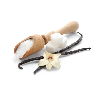 Vanilya şekerli kepçe, çiçek ve beyaz arka planda çubuklar