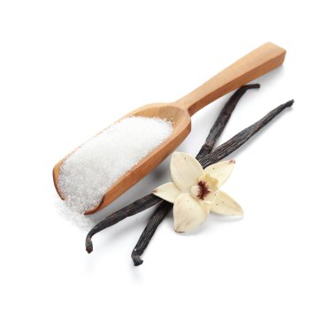 Aromatik vanilya şekerli kaşık, çiçek ve beyaz arka planda çubuklar