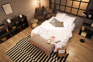 Akşamları koltuğu ve lambaları olan karanlık yatak odasının içi.