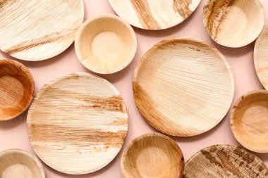 Pembe arka planda tek kullanımlık eko plakalar