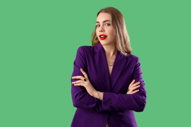 Yeşil arka planda kırmızı rujlu güzel bir kadın.