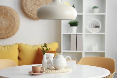 Çaydanlık ve fincanla birlikte yemek masası.