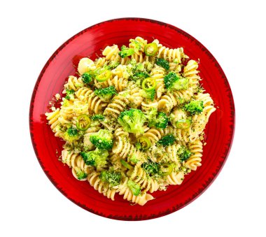 Brokolili lezzetli makarna ve beyaz arka planda kırmızı biber.