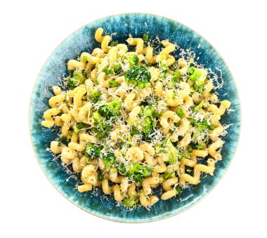 Beyaz arka planda brokoli ve peynirli bir tabak lezzetli makarna.