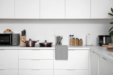 Mutfak eşyaları ile modern elektrikli soba