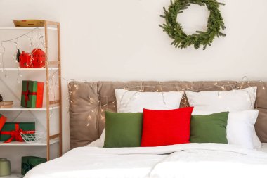 Yatak odasında Noel ışıkları olan büyük bir yatak.